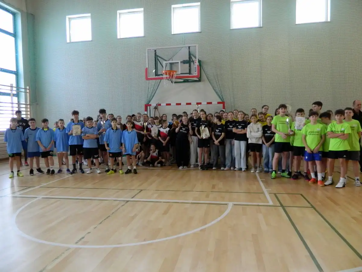 Międzygminne Igrzyska Dzieci w Piłce Koszykowej w Rąbkowej. Sportowa rywalizacja i pasja młodych sportowców