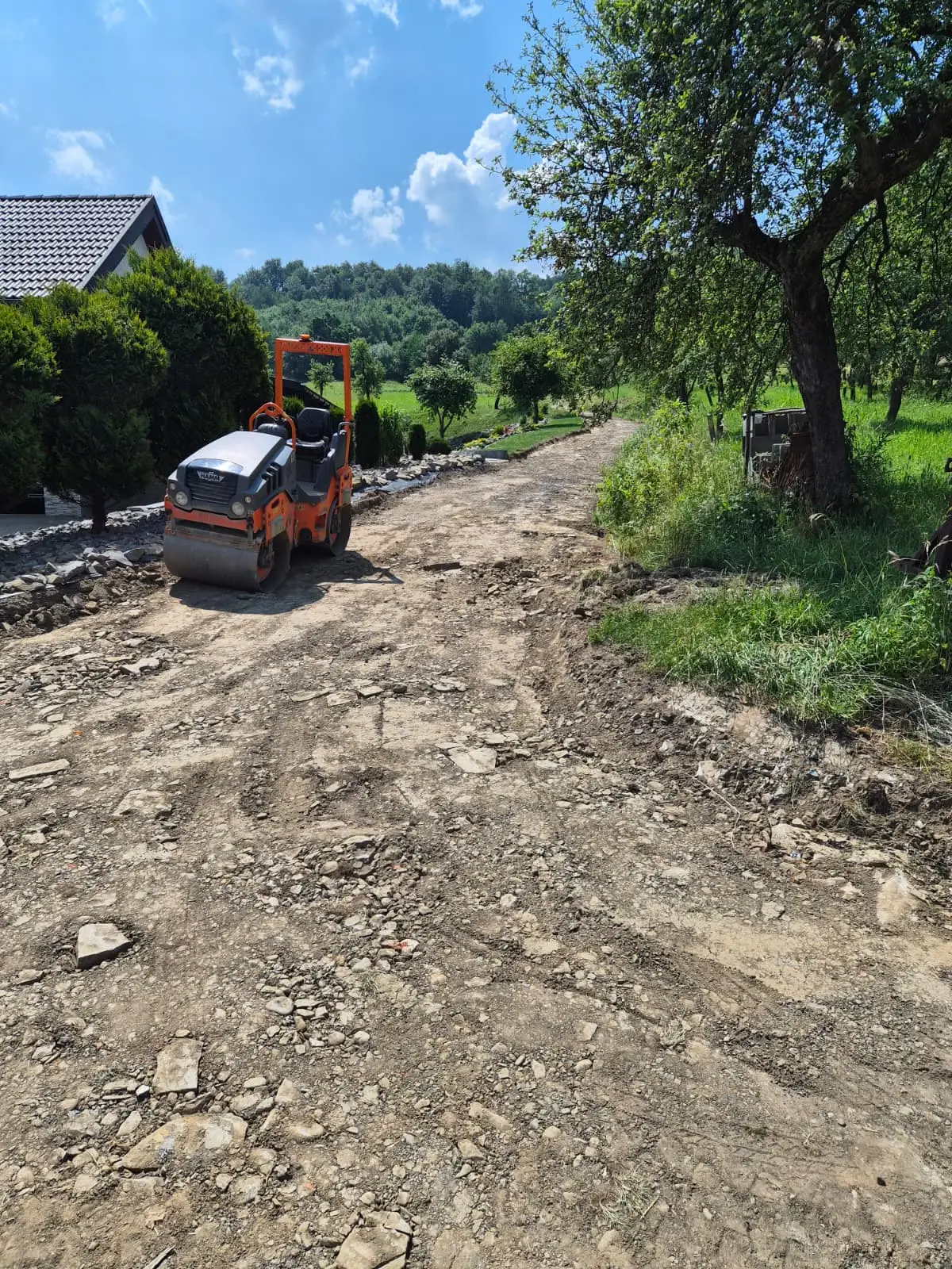 Trwa remont drogi w Woli Kurowskiej. Mieszkańcy zyskają nową nawierzchnię i większe bezpieczeństwo