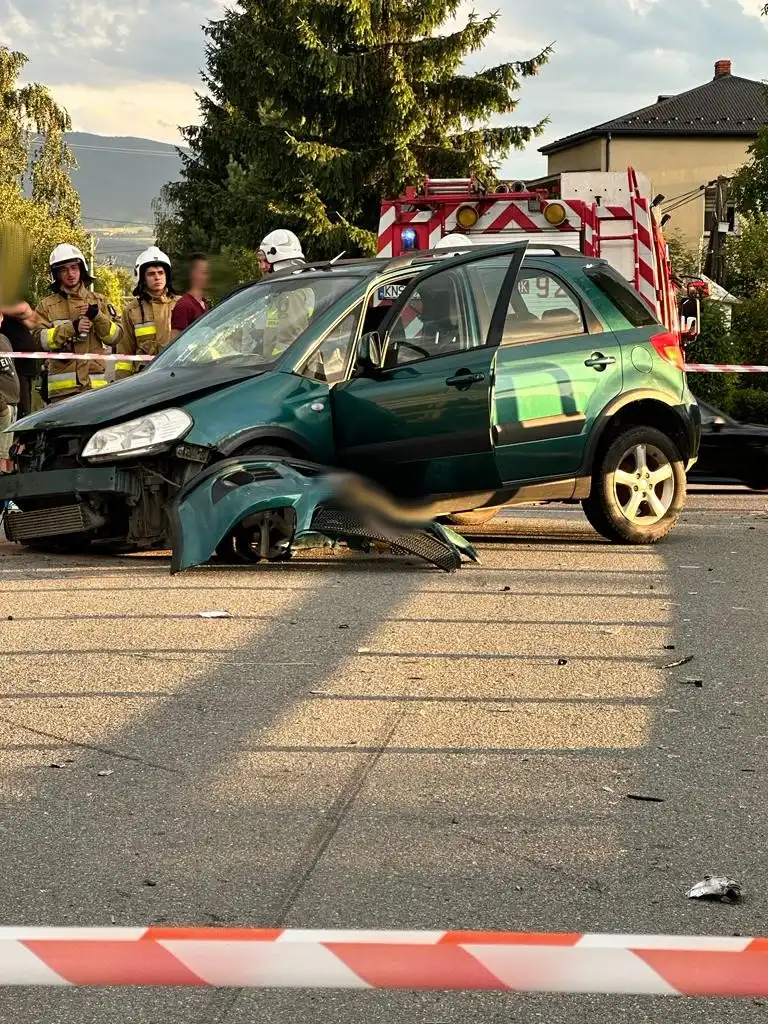 Wypadek w Gostwicy. Osobówka uderzyła w bariery energochłonne. Poszkodowany kierowca trafił do szpitala