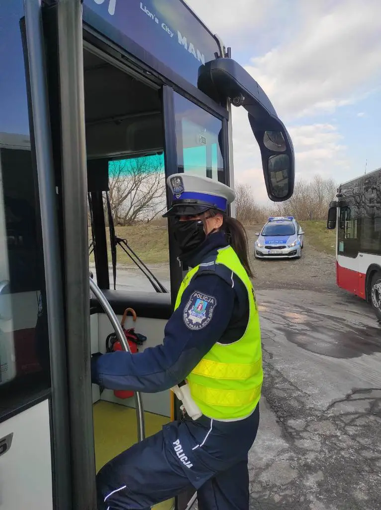 125 mandatów, 16 wniosków o ukaranie do sądu - sądeccy policjanci pilnują przestrzegania obostrzeń
