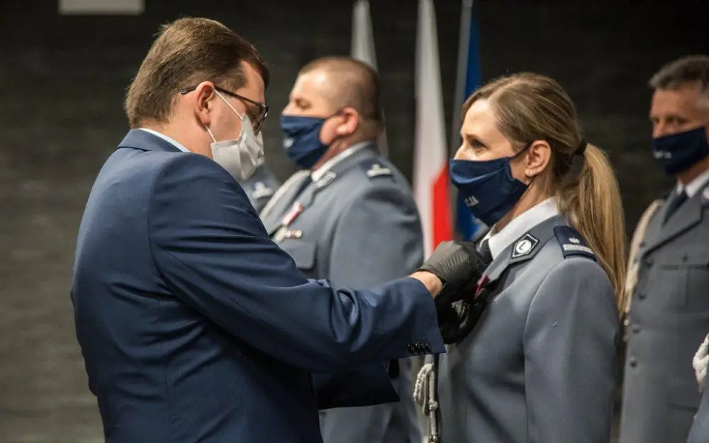 Policjanci i pracownicy z komend w Nowym Sączu wyróżnieni medalami i odznaczeniami