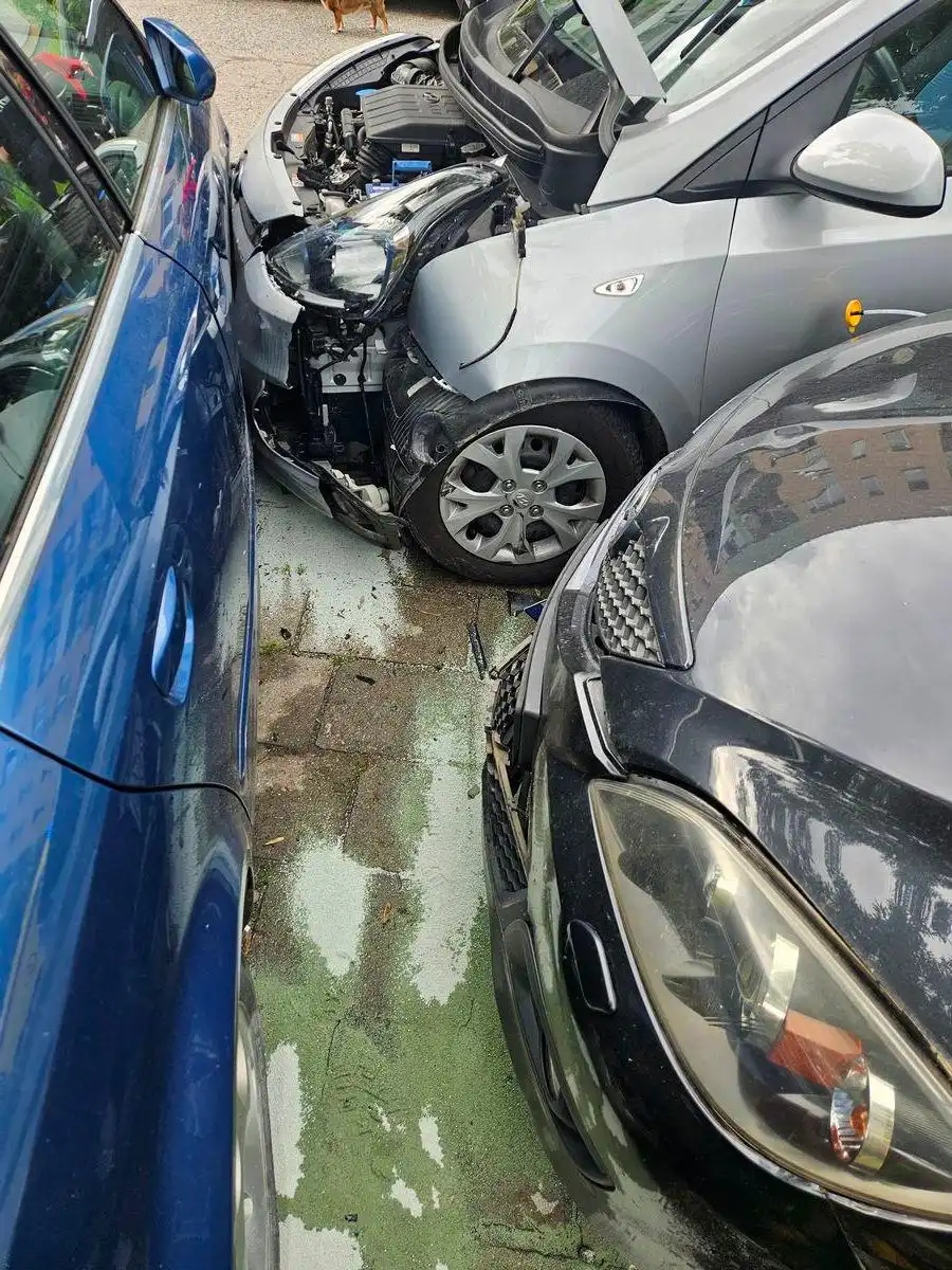 Osobowy Hyundai uderzył w zaparkowane pojazdy na osiedlowym parkingu