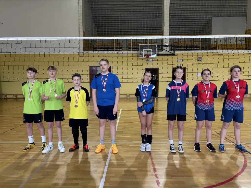 Gminny Turniej Siatkówki w Tymbarku. Zacięta rywalizacja i emocjonujące zwycięstwa