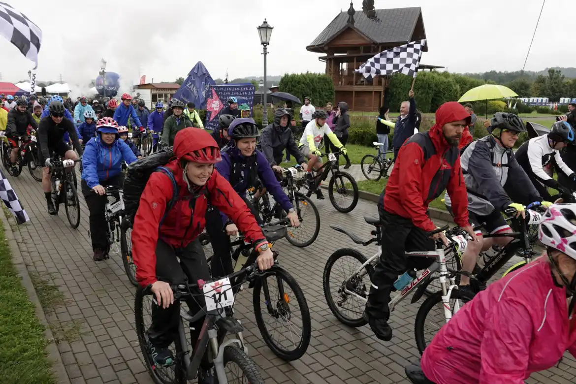 Nie zatrzymał ich deszcz. W rajdzie rowerowym Małopolska Tour wystartowało kilkuset zawodników