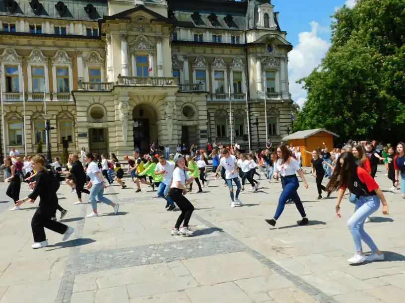 Jerusalema Dance Challenge przed sądeckim ratuszem