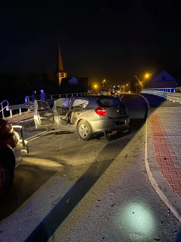 Czołowe zderzenie na DW969 w Zabrzeży. Trzy osoby ranne