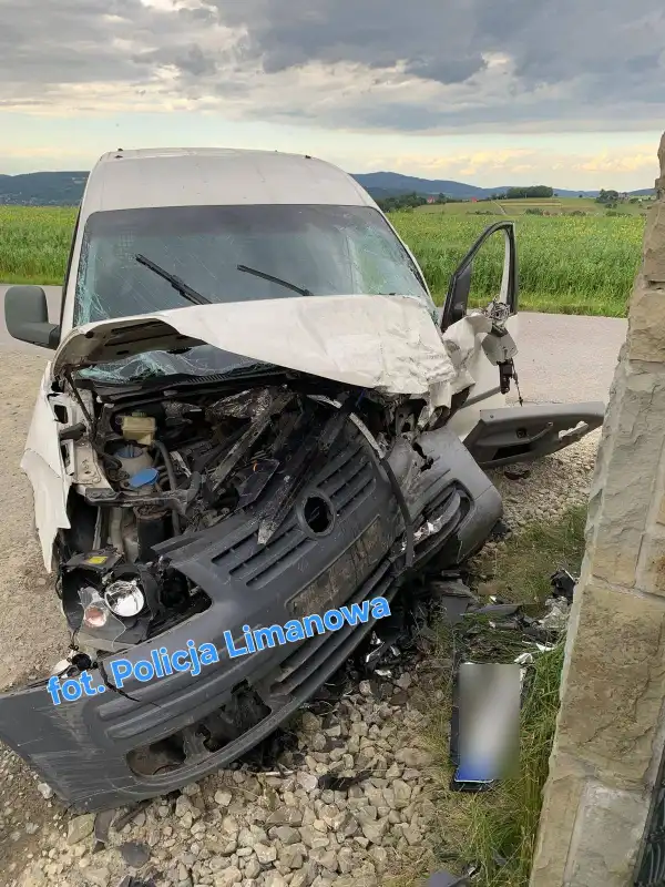 Wypadek w Słopnicach. Auto roztrzaskało się o betonowe ogrodzenie
