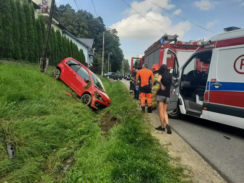 Nowy Sącz: Na ul. Barskiej osobówka wypadła z jezdni i "wylądowała" w rowie