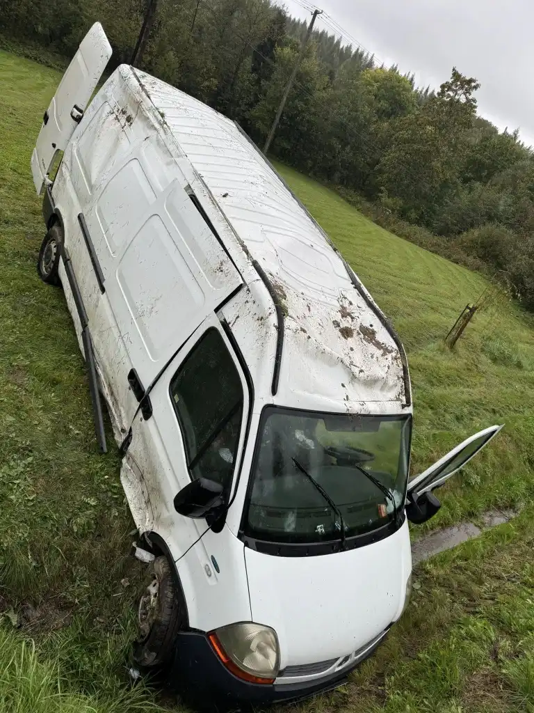 Akcja służb na DK75. Samochód wypadł z drogi i dachował