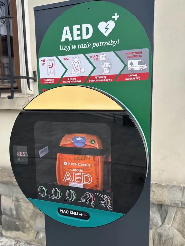 Szybka pomoc na wyciągnięcie ręki. Defibrylator przed Urzędem Miejskim w Starym Sączu