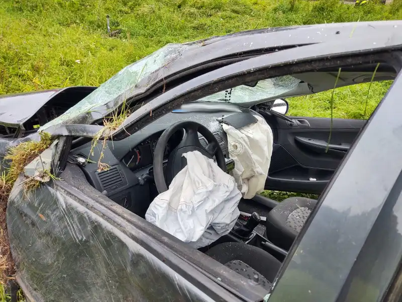 Wypadek w Trzycierzu. Osobówka wypadła z drogi i dachowała. Jedna osoba trafiła do szpitala