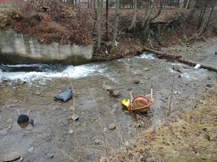 Akt wandalizmu w Gminie Rytro - zniszczone znaki drogowe, betoniarka w potoku, rozrzucone śmieci