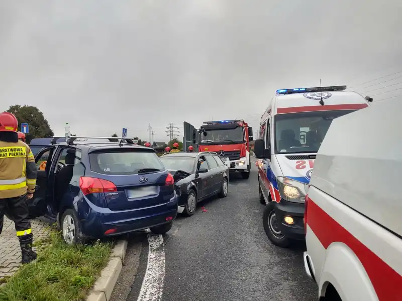 Kolizja w Chełmcu. Zderzyły się dwa pojazdy osobowe