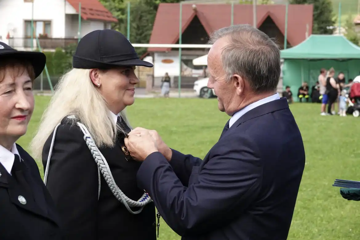 Strażacy z OSP w Muszynce świętowali 100-lecie założenia swojej jednostki. Podczas uroczystości otrzymali nowy sztandar