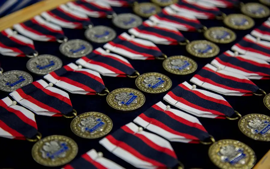 Policjanci i pracownicy z komend w Nowym Sączu wyróżnieni medalami i odznaczeniami
