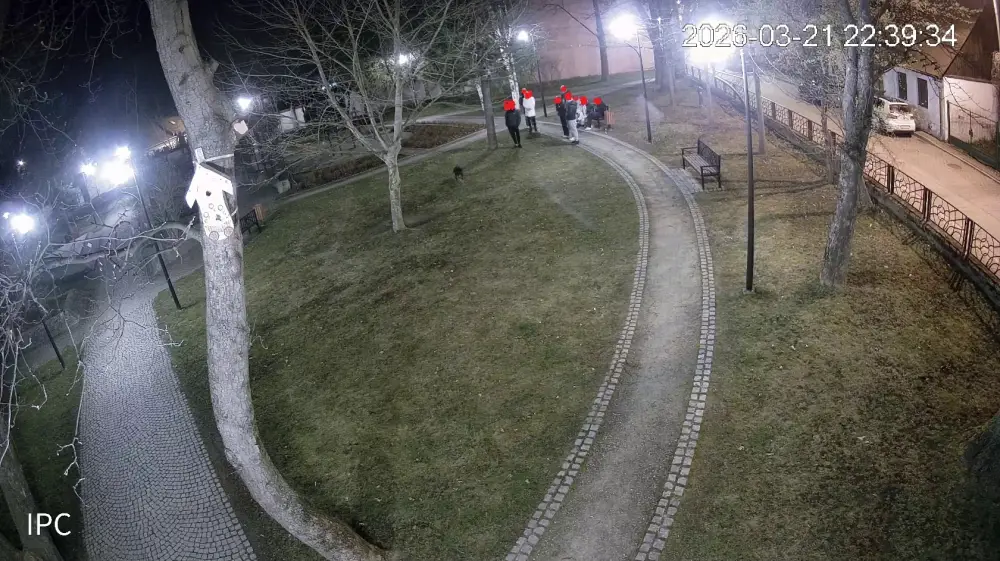 Wandalizm w Parku Miejskim w Starym Sączu. Sprawców nagrały kamery