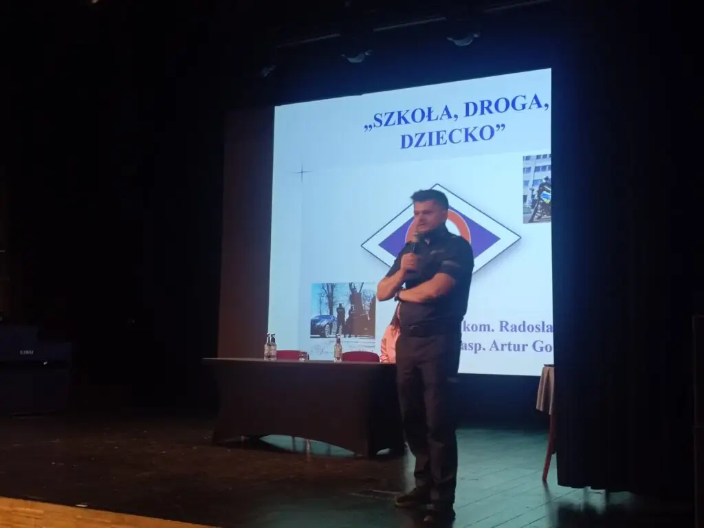 Policjanci i młodzi ratownicy szkolili szóstoklasistów. „Bezpieczne wakacje 2026” w Starym Sączu