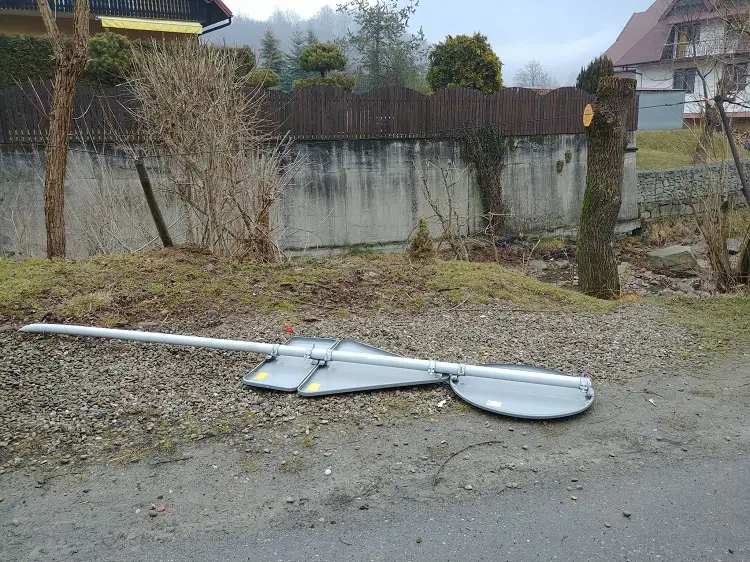 Akt wandalizmu w Gminie Rytro - zniszczone znaki drogowe, betoniarka w potoku, rozrzucone śmieci