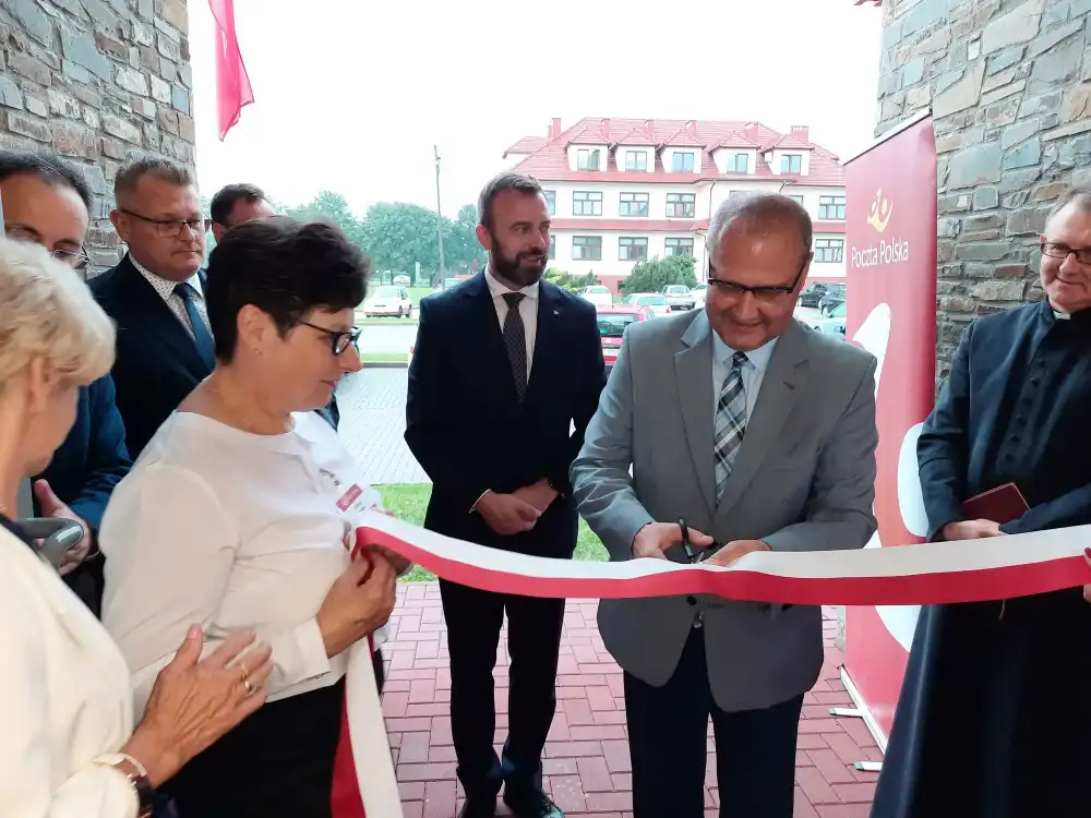 W budynku Centrum Kultury i Promocji Gminy w Łososinie Dolnej otwarto nowoczesną placówkę pocztową