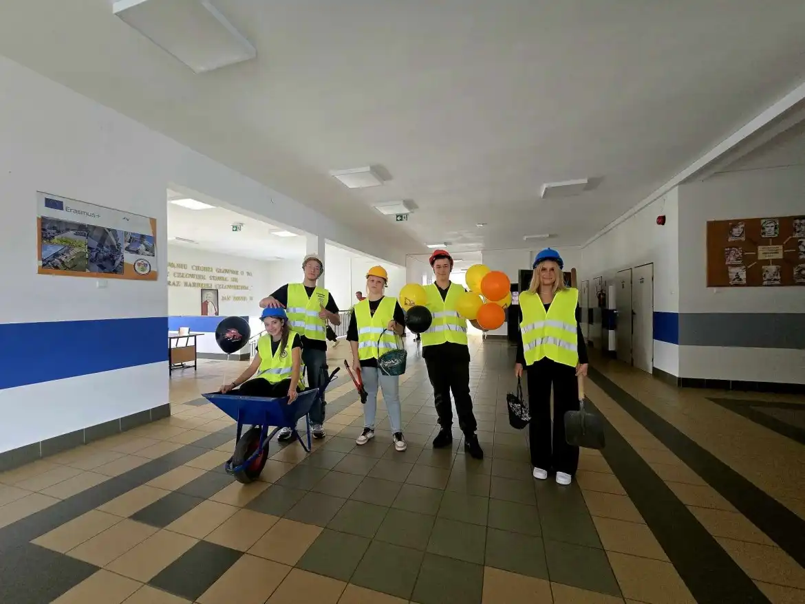 Kreatywne obchody Dnia Budowlańca w Krynicy. Szkoła pełna balonów i uśmiechów