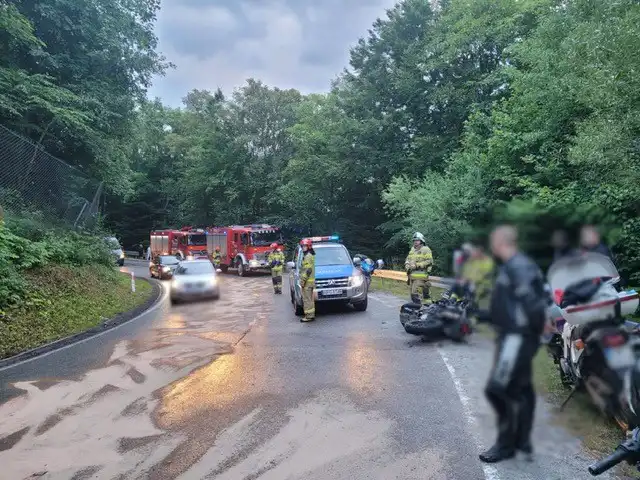 Wypadek w Żegiestowie. Samochód osobowy zderzył się z motocyklem