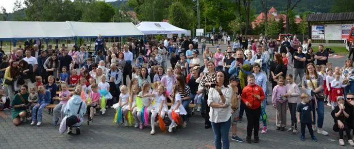 Kolorowa kraina radości w Tymbarku. Rodzinny piknik przyciągnął mieszkańców