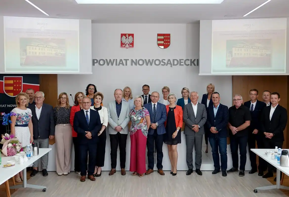Starosta nowosądecki wręczył nauczycielom akty mianowania