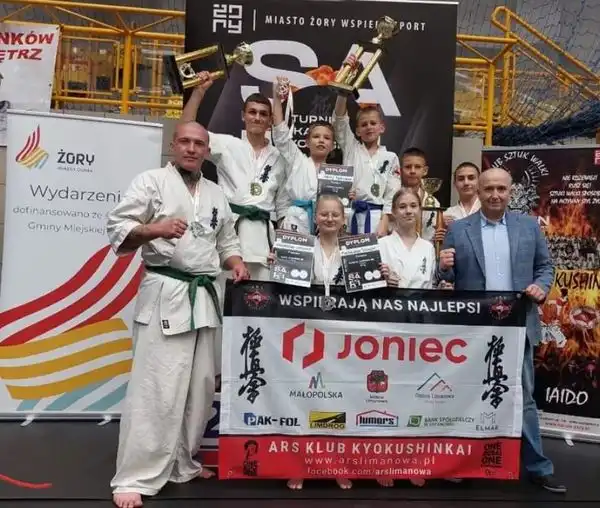Karatecy ARS Limanowa triumfują na „SARI CUP” – 9 medali dla JONIEC TEAM