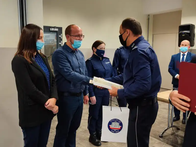 Uratował tonącego mężczyznę. Podziękowali mu Komendant Policji i Wójt