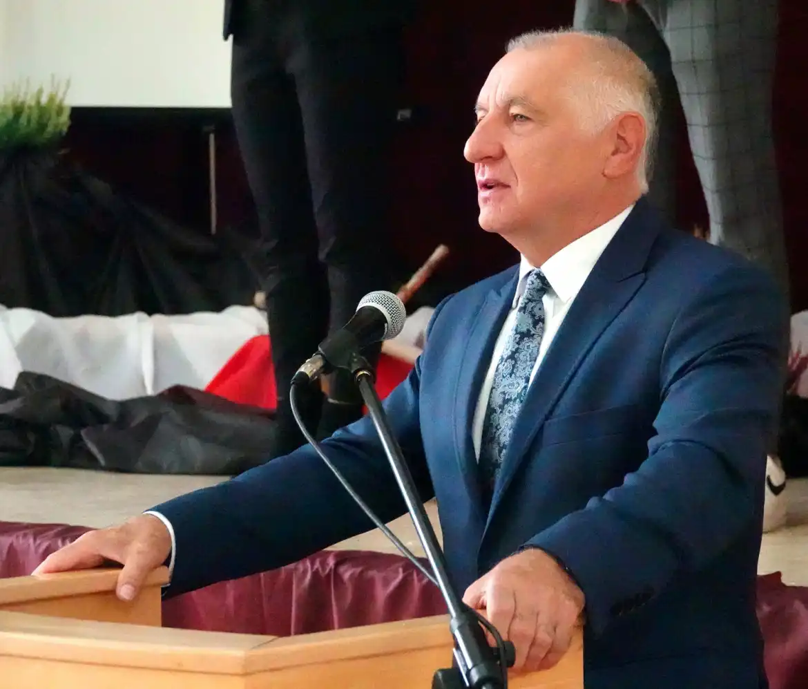 Rok szkolny w szkołach powiatu nowosądeckiego rozpoczęty. Do placówek będzie uczęszczać ponad 3200 uczniów