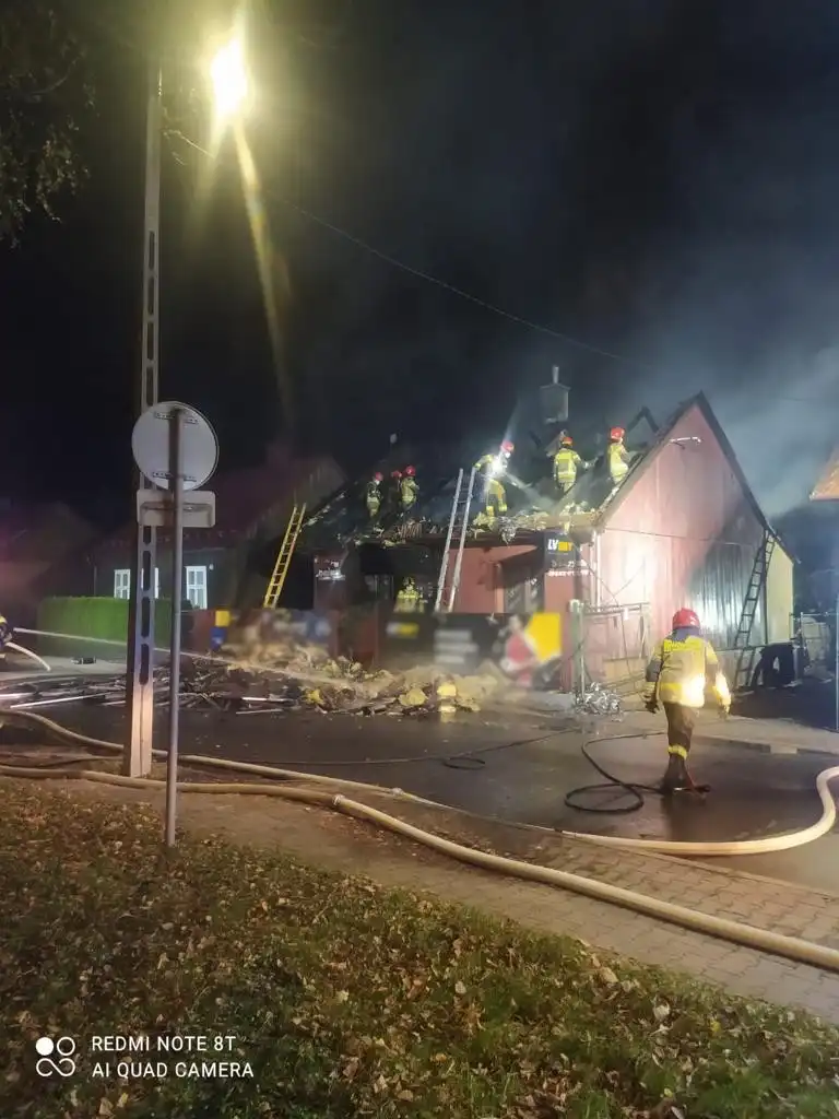 Pożar domu na ulicy Szarych Szeregów w Nowym Sączu. Ogień strawił cały dach i poddasze budynku