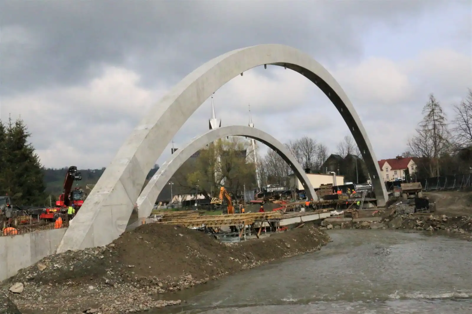 Limanowa: Trwają prace przy budowie mostu w ciągu ulicy Lipowej