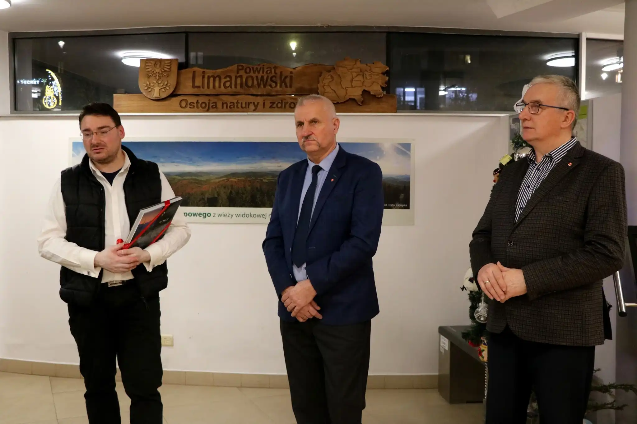 Wernisaż fotografii Karola Wojtasa w Limanowej – „Od parowozów po katedry”