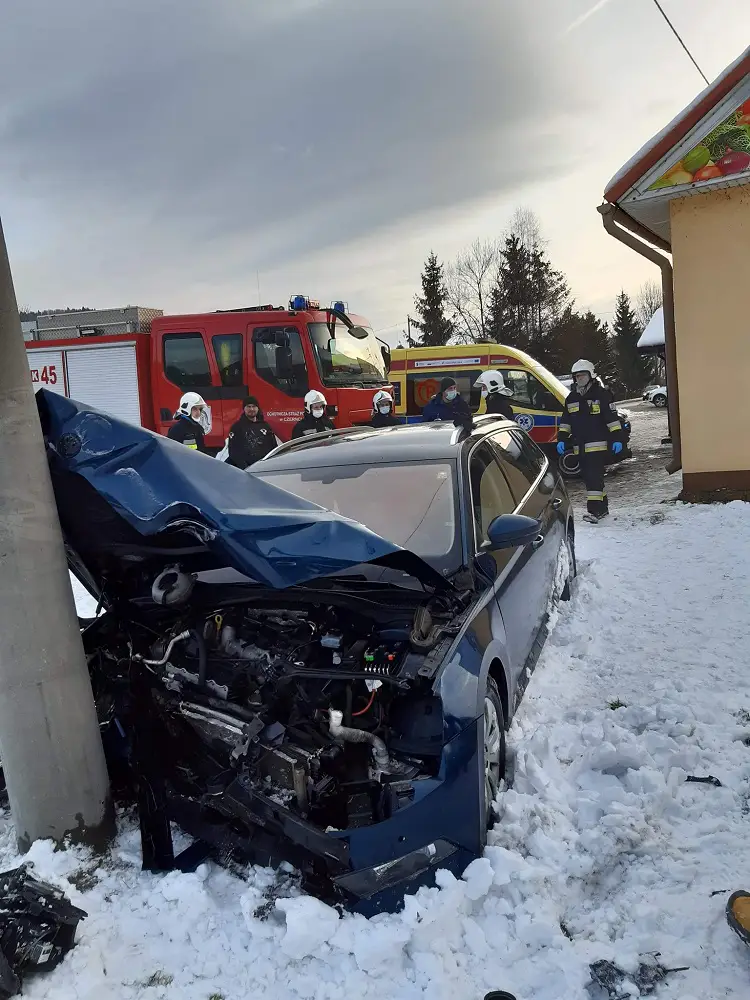 Wypadek w Zabrzeży. Osobówka wypadła z drogi i uderzyła w słup energetyczny