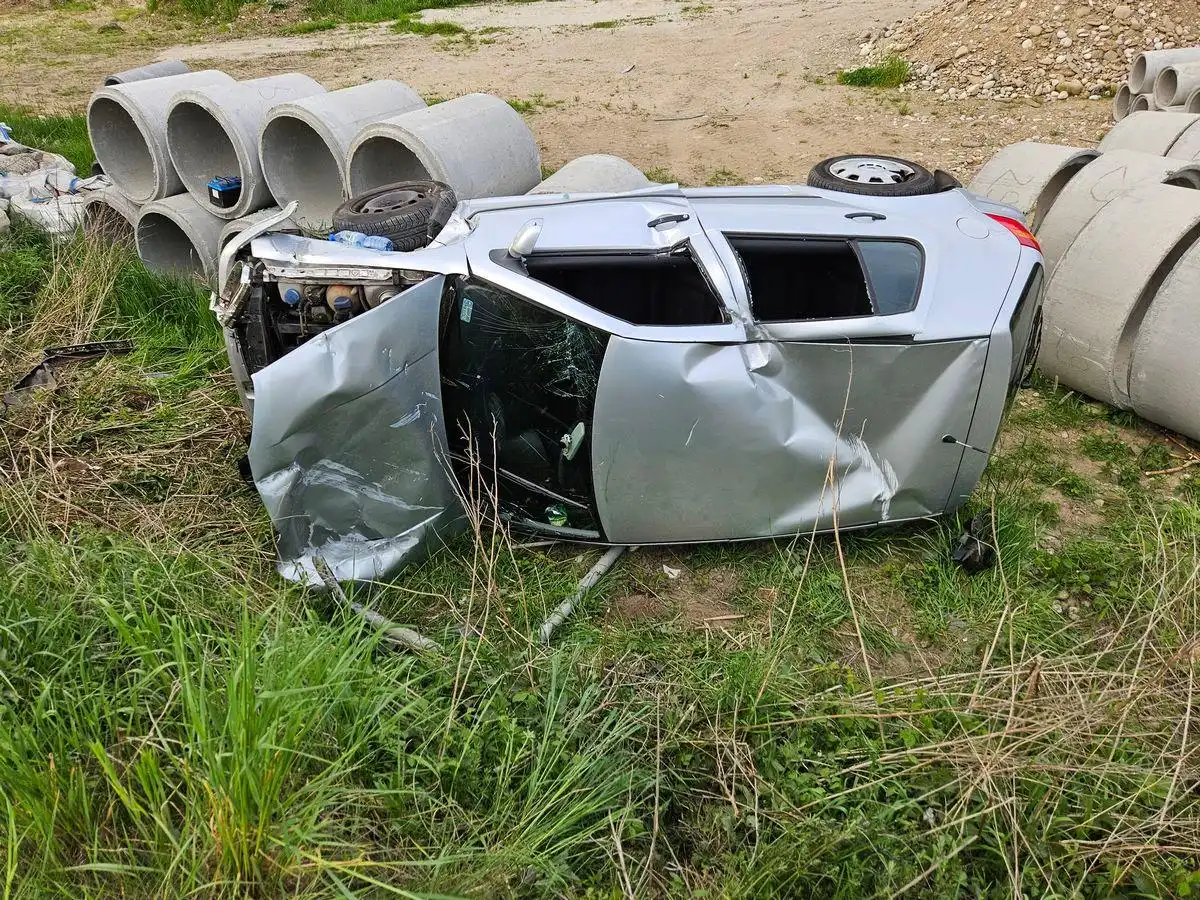 Maszkowice: VW Golf wypadł z drogi i uderzył w betonowe kręgi