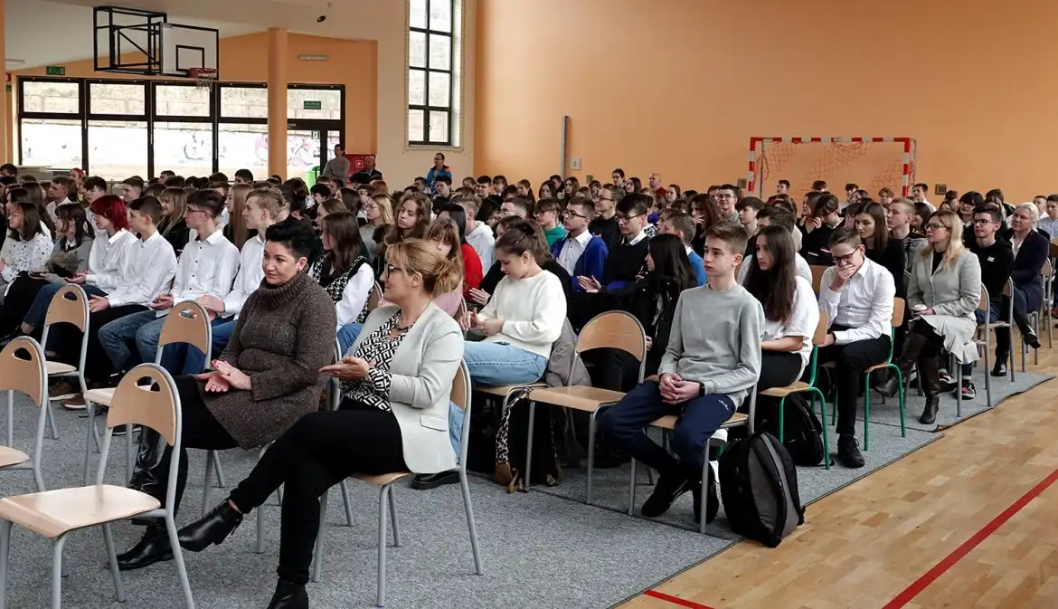 Przy ZSP w Krynicy-Zdroju powstał nowoczesny kompleks boisk i bieżni