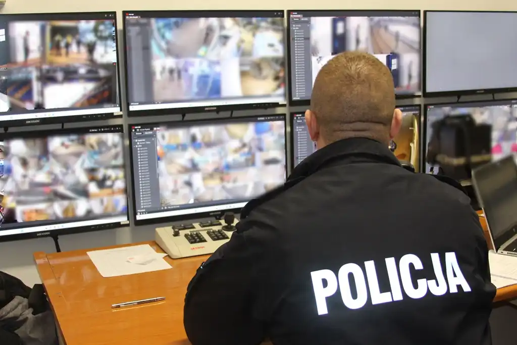 Policjanci dbali o bezpieczeństwo podczas turnieju hokejowego w Krynicy-Zdroju