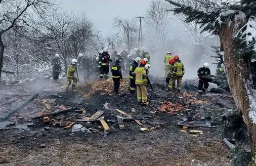 Stracili w pożarze siostrę i dom. Trwa zbiórka pieniędzy dla pogorzelców z Szymbarku