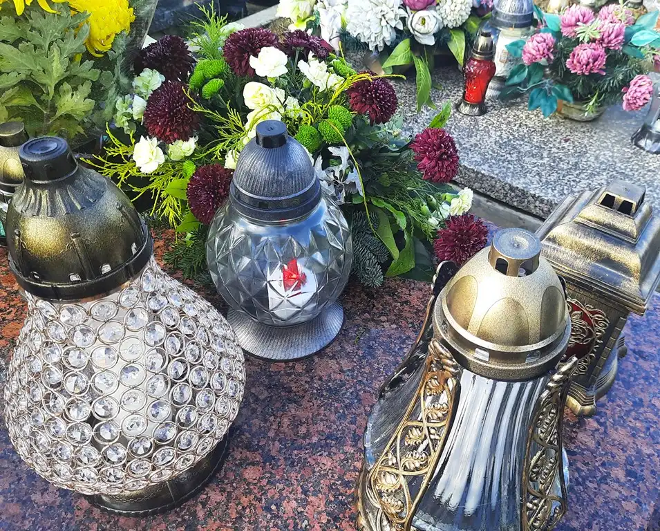 Uwaga na złodziei! Zasady bezpieczeństwa podczas wizyty na cmentarzu