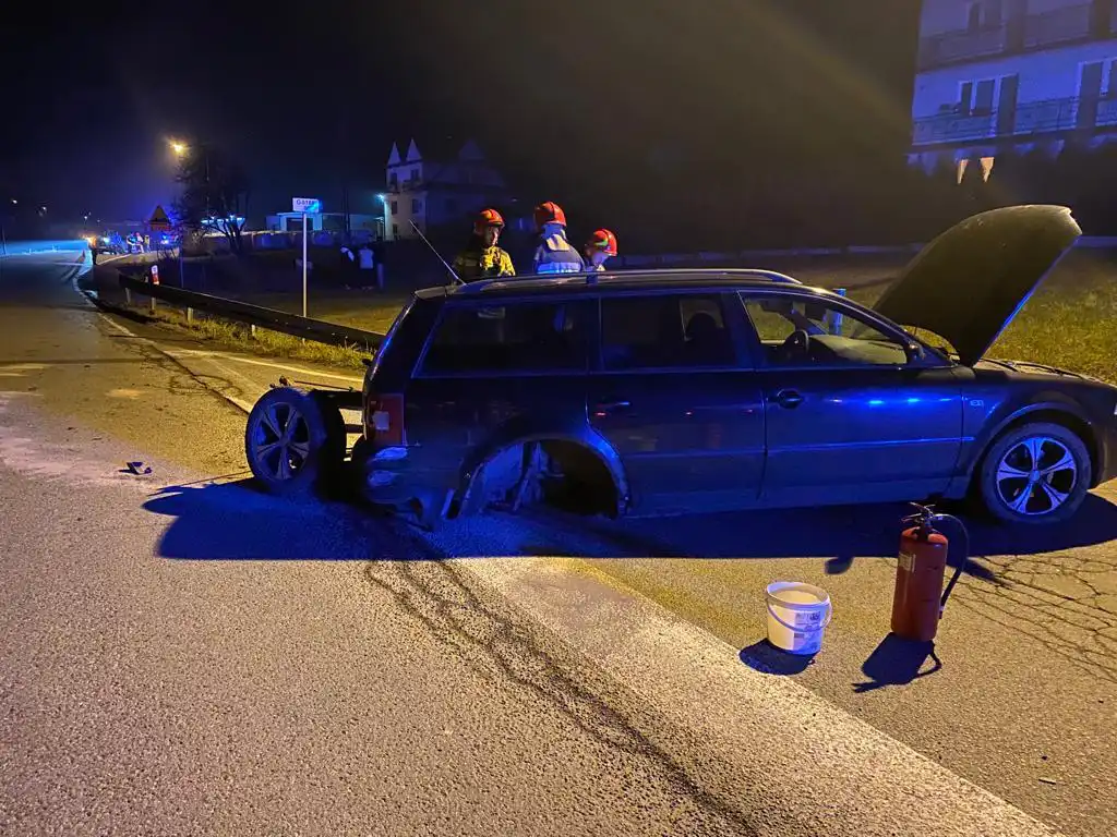 Kraksa na DK75 w Mochnaczce Wyżnej. Z jednego z pojazdów wyrwało koła