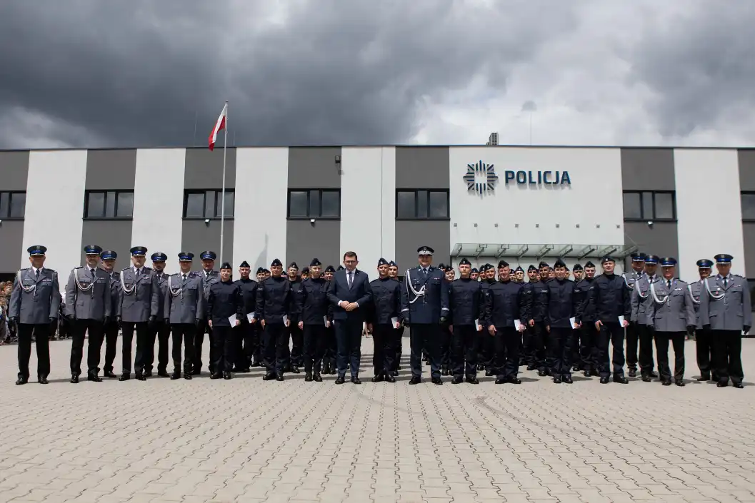 Nowi funkcjonariusze w szeregach małopolskiej Policji, w tym dwóch w KMP w Nowym Sączu