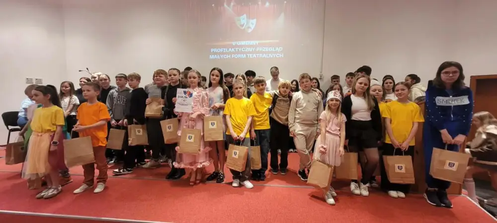 Młodzi na scenie i ważne tematy. Teatr z przesłaniem w Tymbarku