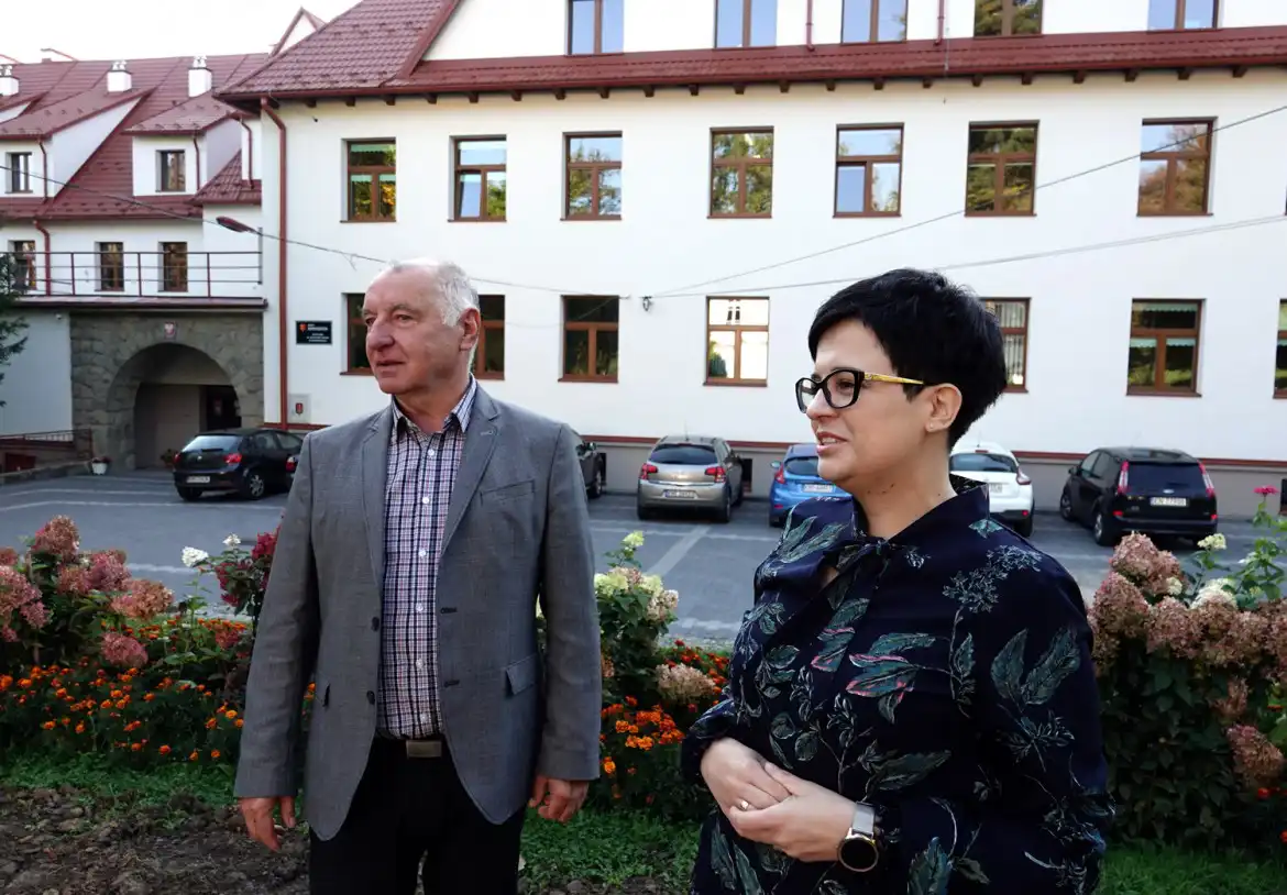 Przed budynkiem tej szkoły modernizują podwórko. Będzie estetycznie i bezpiecznie