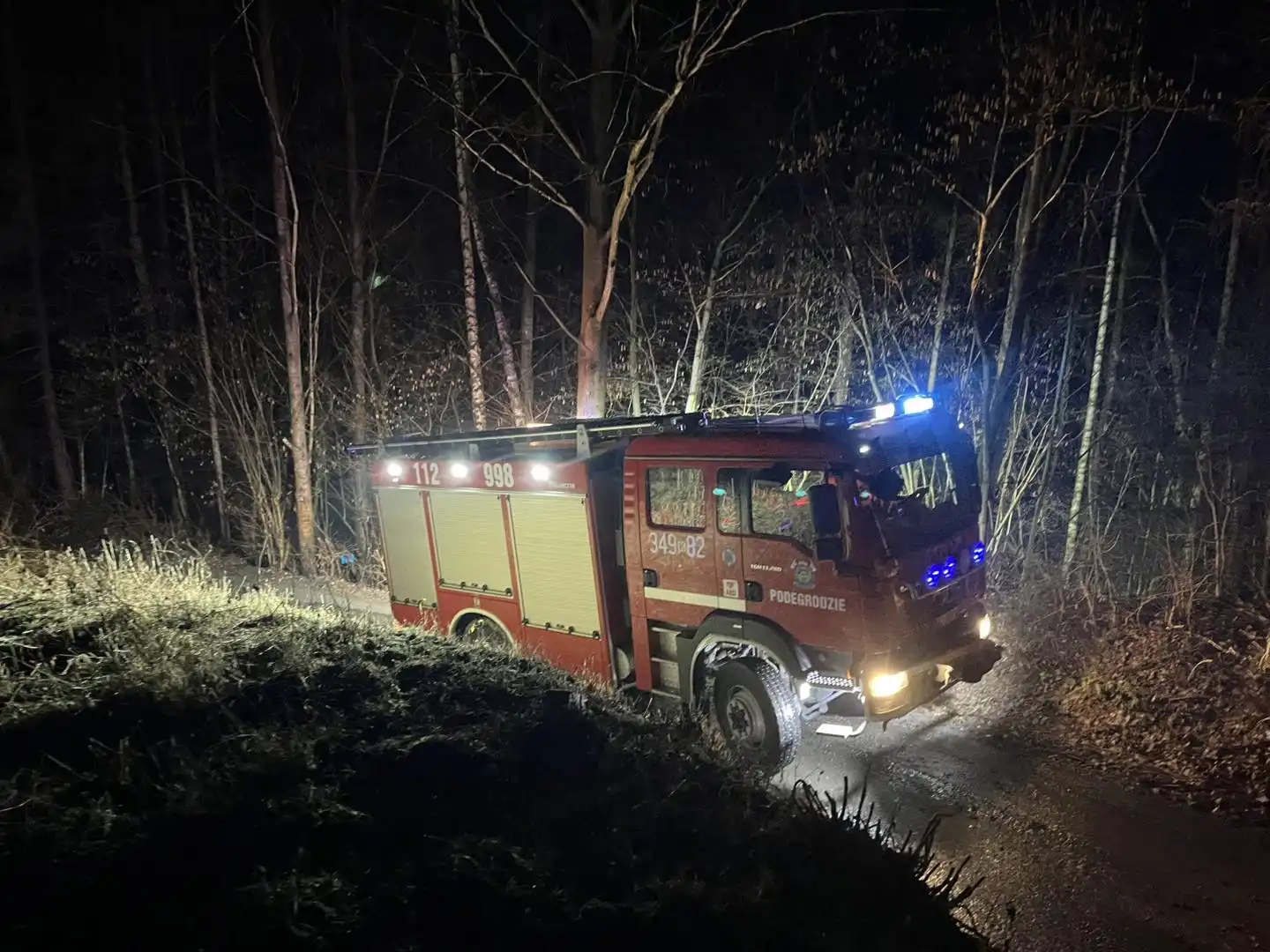 Pożar budynku mieszkalnego w Obidzy. Strażacy walczyli z ogniem w trudnych warunkach
