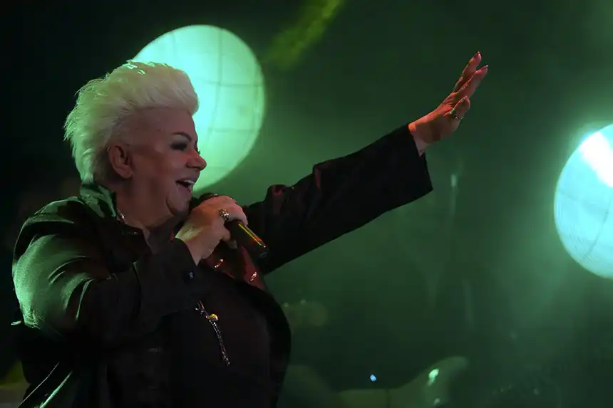 Koncert "EVERGREENS" w krynickiej Pijalni. W trakcie imprezy wystąpił Tomasz Bulzak