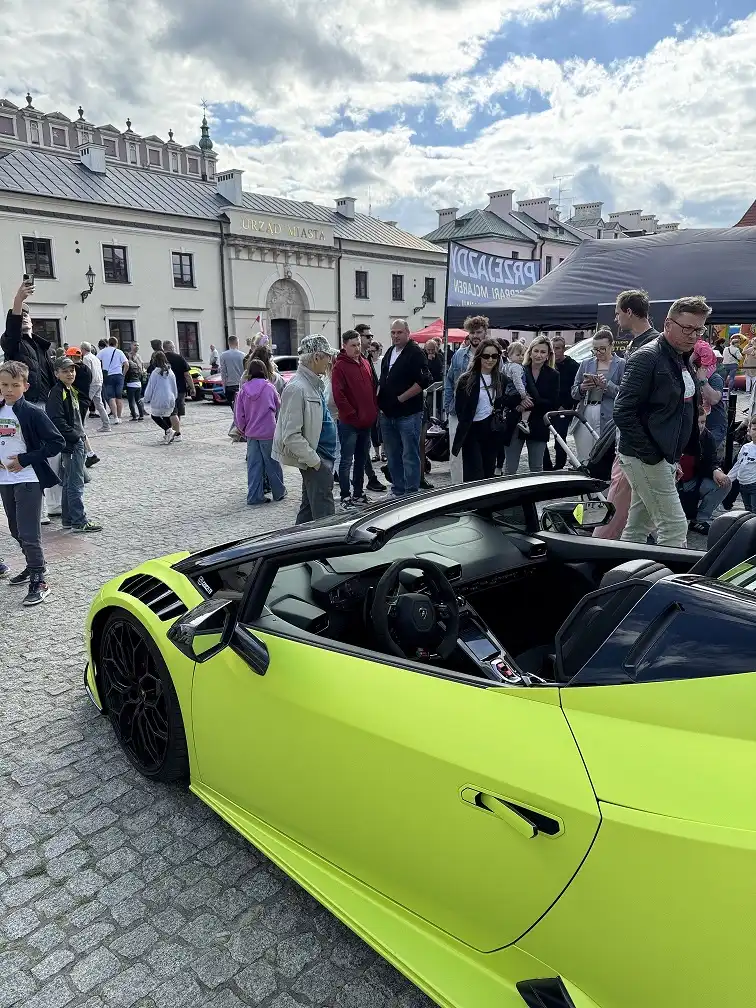 Ferrari, Lamborghini i szczytny cel. Super samochody spełniają marzenia dzieci i zbierają pieniądze na karetki. Już w ten piątek i sobotę w Bochni