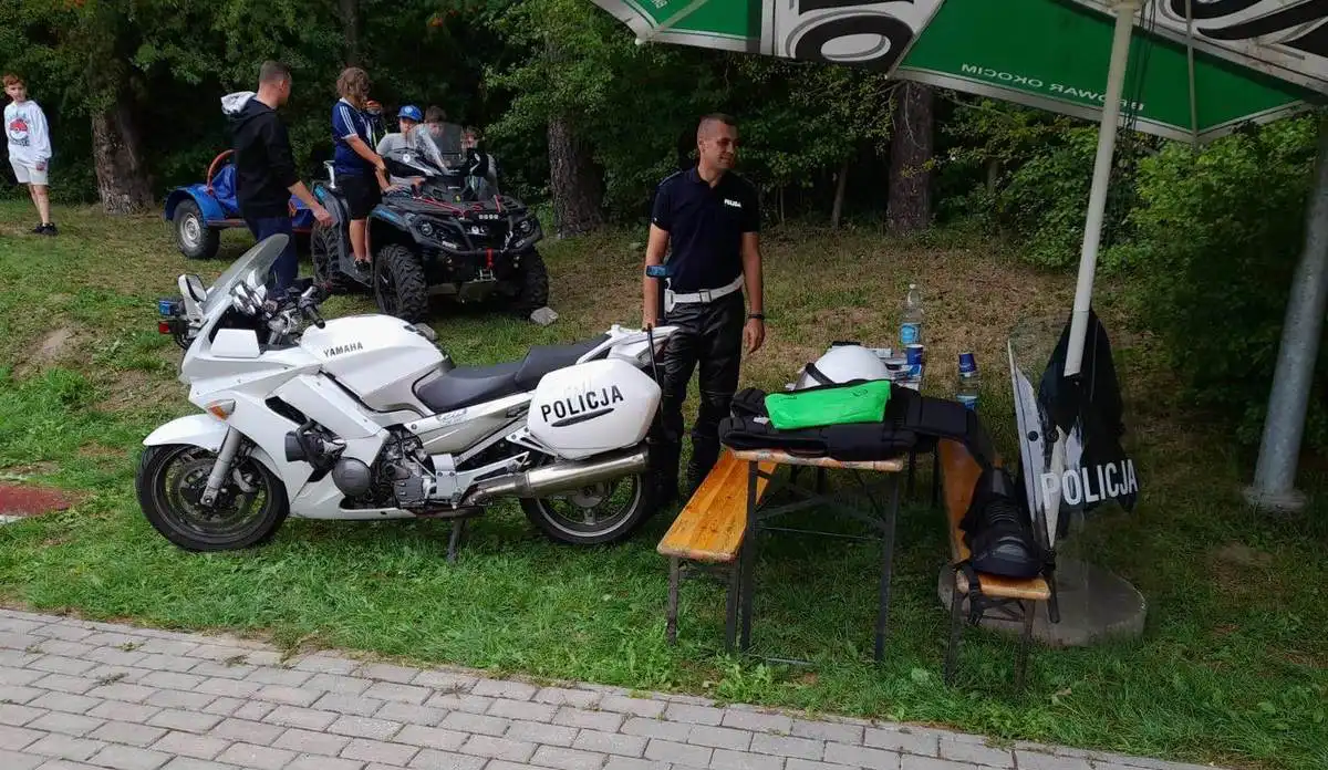 Policjanci promowali bezpieczeństwo podczas pikniku w Piwnicznej-Zdroju