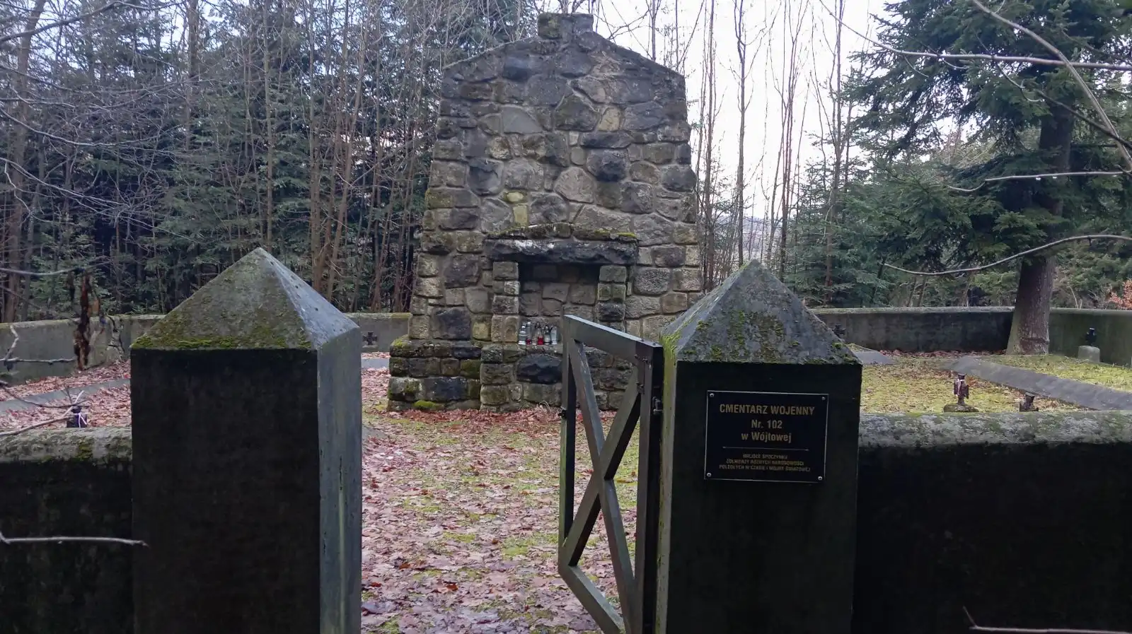 Remont ogrodzenia cmentarza wojennego w Wójtowej – Gmina Lipinki dba o pamięć historyczną