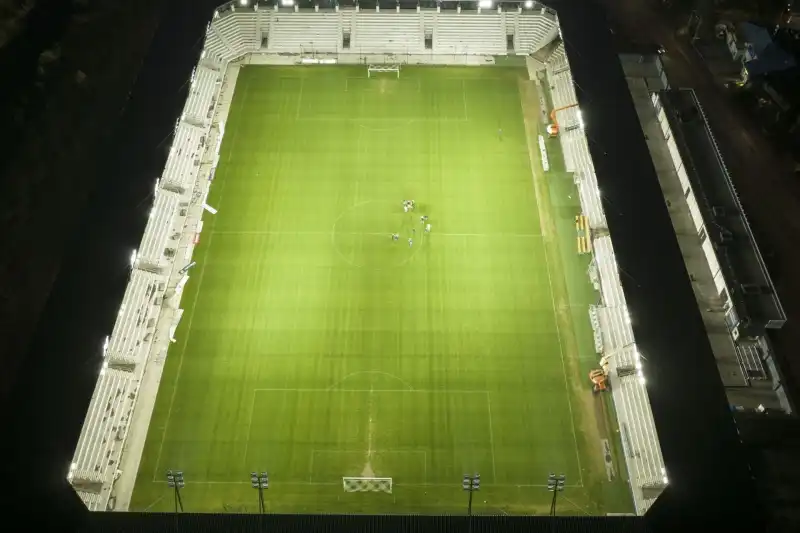Światła rozbłysły na stadionie Sandecji. Test oświetlenia za nami, finał prac coraz bliżej