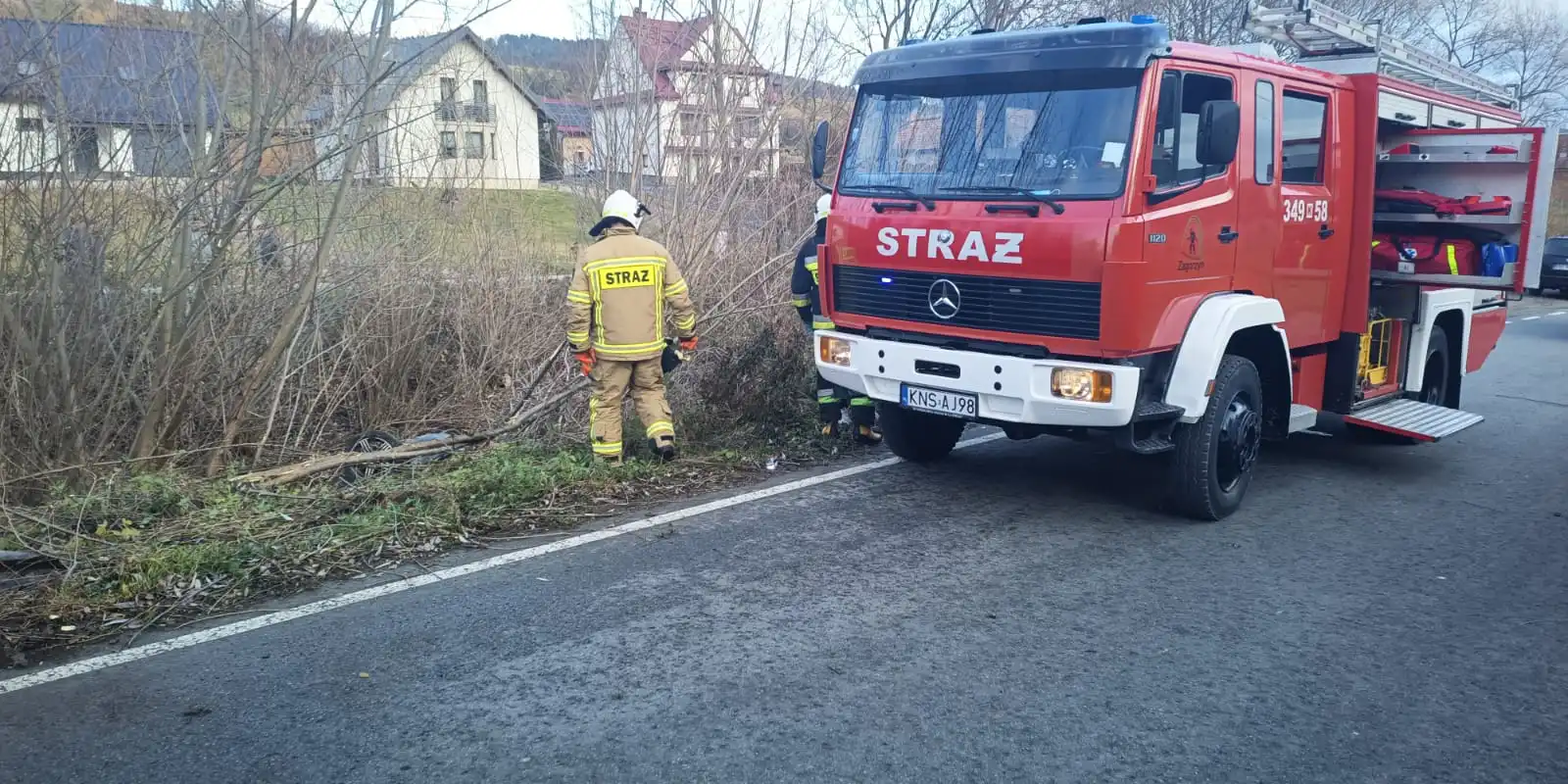 Wypadek w Zagorzynie. Osobówka wpadła do koryta potoku. Pojazdem podróżowała matka z dwumiesięcznym dzieckiem